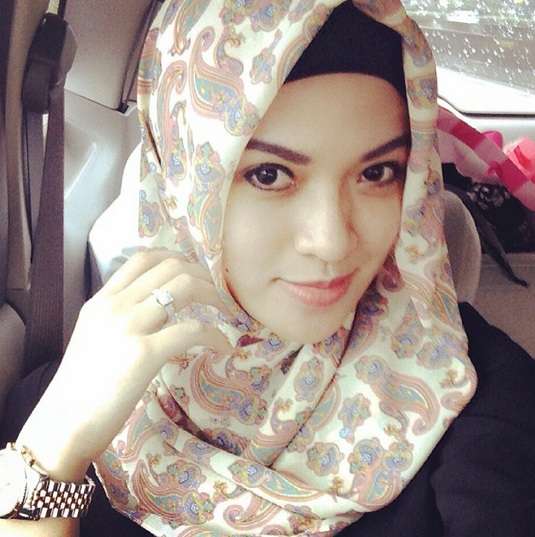 Berhijab, Seleb Cantik Ini Jual Koleksi Baju Seksinya