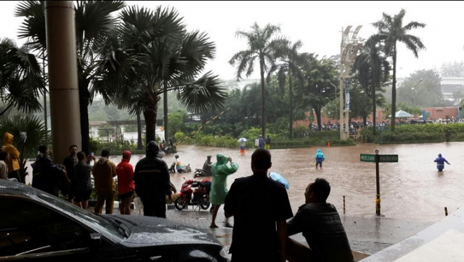 Penampakan Istana Jokowi Dikepung Banjir