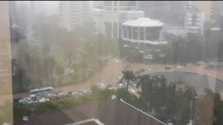 Penampakan Istana Jokowi Dikepung Banjir