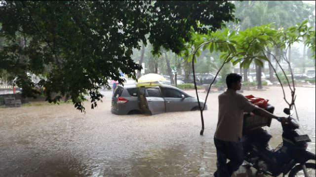 Penampakan Istana Jokowi Dikepung Banjir