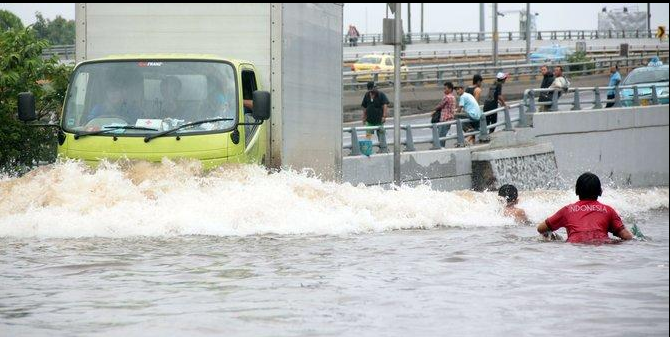Penampakan Istana Jokowi Dikepung Banjir