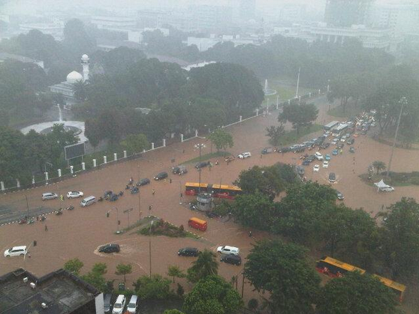 Penampakan Istana Jokowi Dikepung Banjir