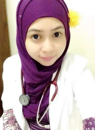 Pesona Dokter Mitha, Hijaber Imut yang Cerdas