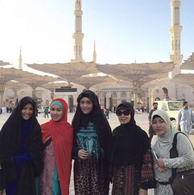 Pesona Mantan Istri Ahmad Dhani Berhijab
