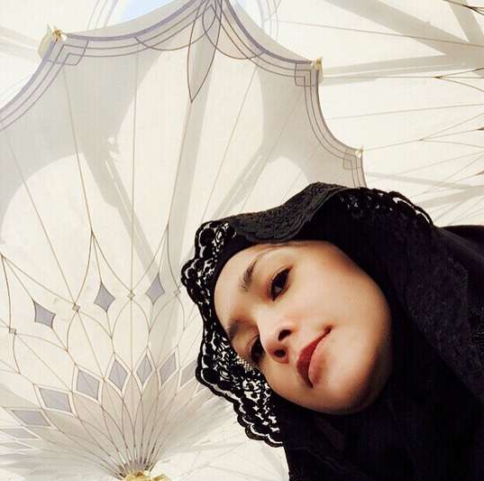 Pesona Mantan Istri Ahmad Dhani Berhijab