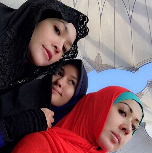 Pesona Mantan Istri Ahmad Dhani Berhijab