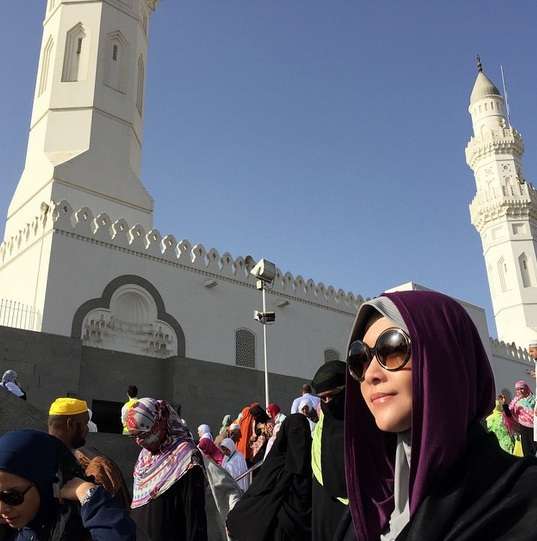 Pesona Mantan Istri Ahmad Dhani Berhijab