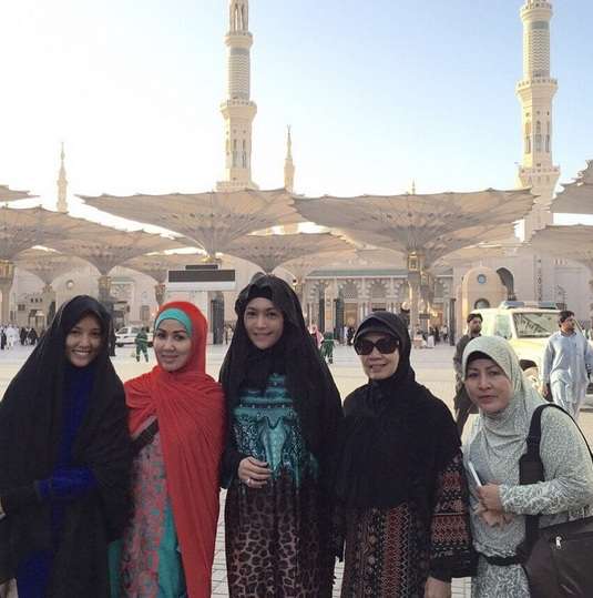 Pesona Mantan Istri Ahmad Dhani Berhijab