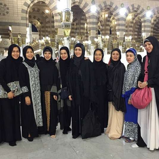 Pesona Mantan Istri Ahmad Dhani Berhijab