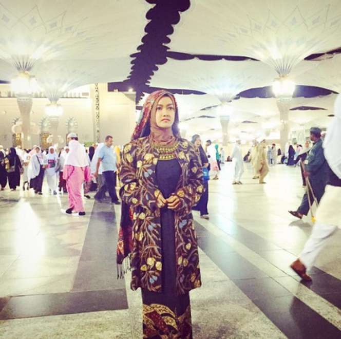 Begini Gaya Julia Perez Umroh