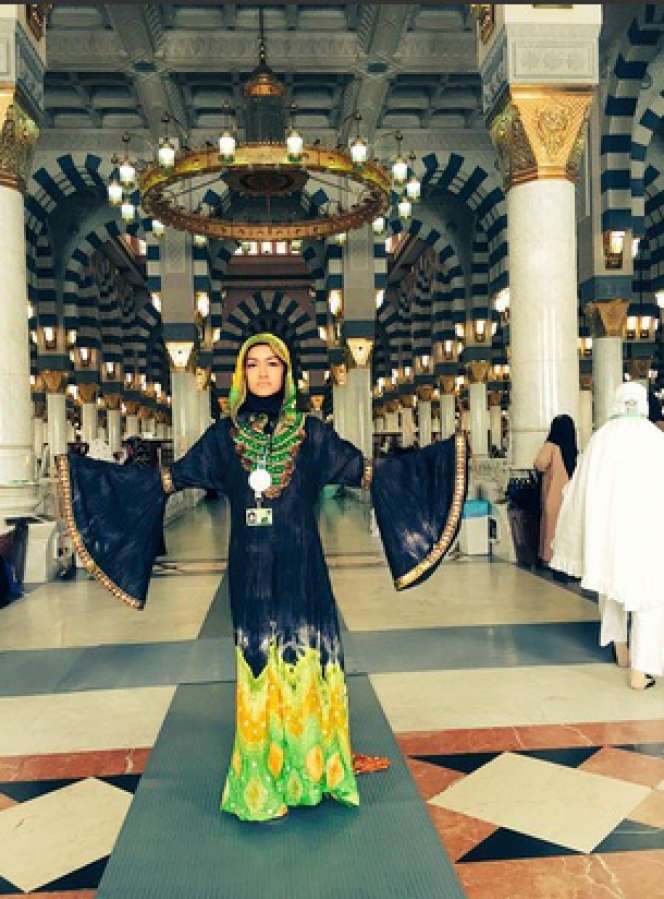 Begini Gaya Julia Perez Umroh