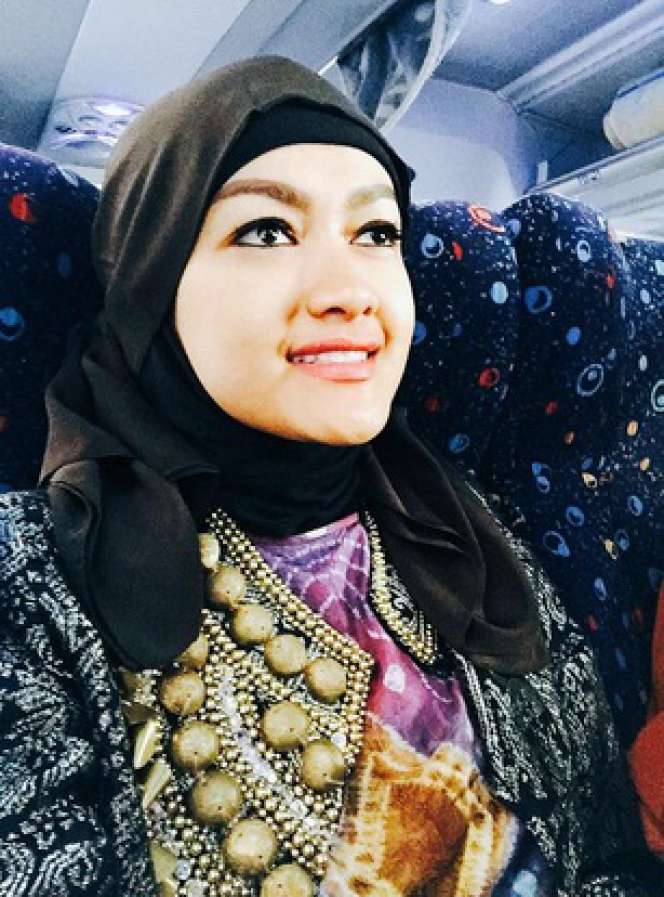 Begini Gaya Julia Perez Umroh
