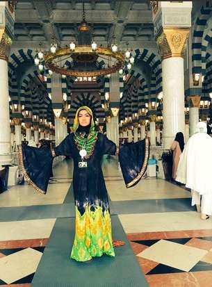 Begini Gaya Julia Perez Umroh