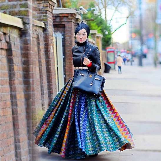 Gaya Andalan Dian Pelangi 'Eksis' di London