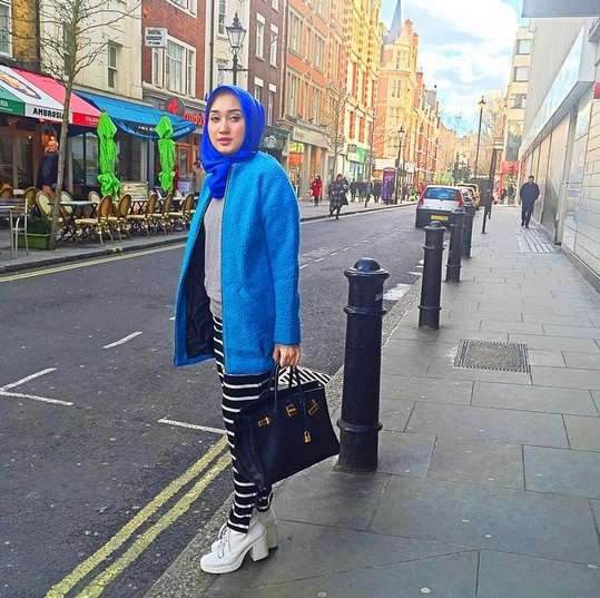 Gaya Andalan Dian Pelangi 'Eksis' di London