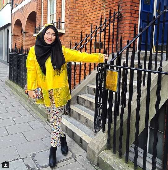 Gaya Andalan Dian Pelangi 'Eksis' di London