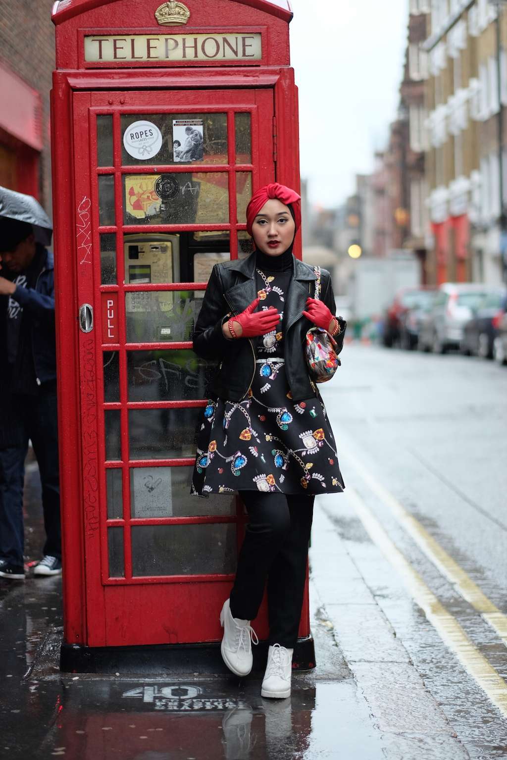 Gaya Andalan Dian Pelangi 'Eksis' di London