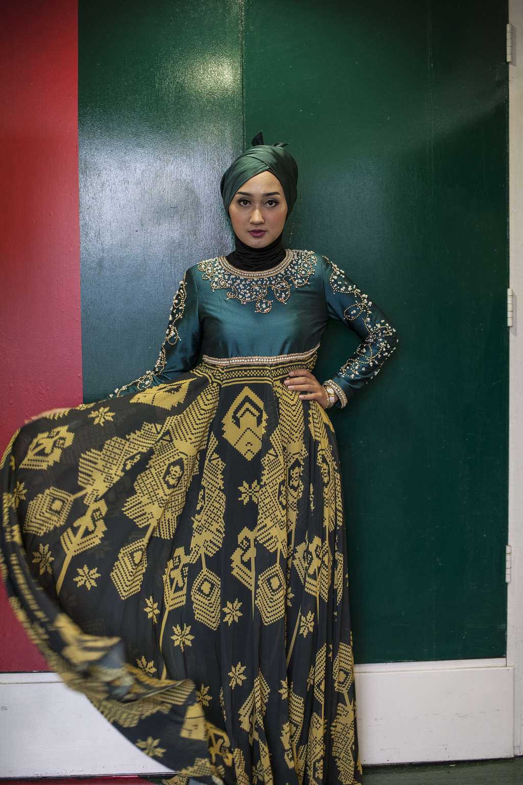 Gaya Andalan Dian Pelangi 'Eksis' di London