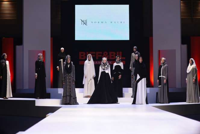 Busana Norma Hauri Kejutkan Bangkok