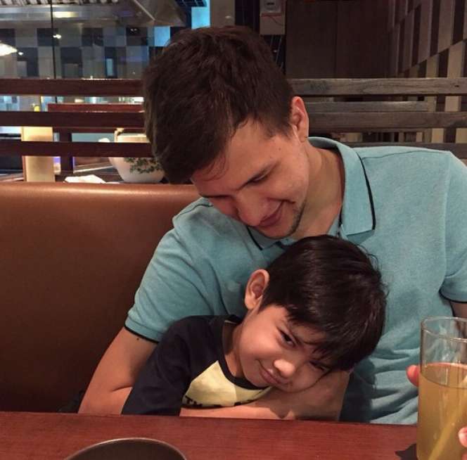 Momen Kebahagiaan Risty Tagor dan Stuart Collin