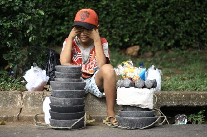 Senyum Kiki, Bocah Penjual Cobek di Pondok Indah