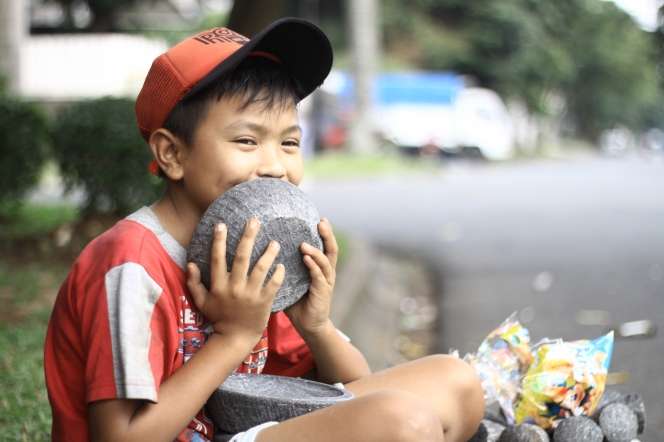 Senyum Kiki, Bocah Penjual Cobek di Pondok Indah