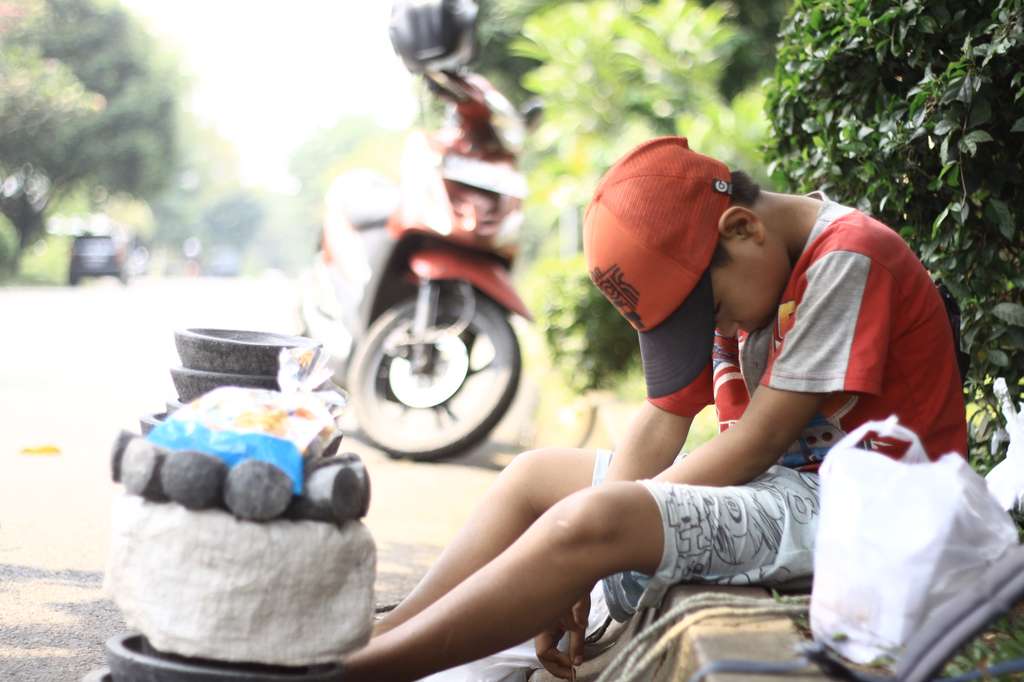 Senyum Kiki, Bocah Penjual Cobek di Pondok Indah