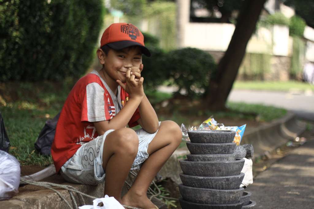 Senyum Kiki, Bocah Penjual Cobek di Pondok Indah