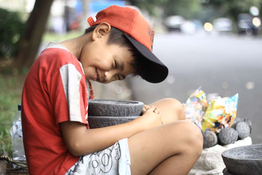 Senyum Kiki, Bocah Penjual Cobek di Pondok Indah