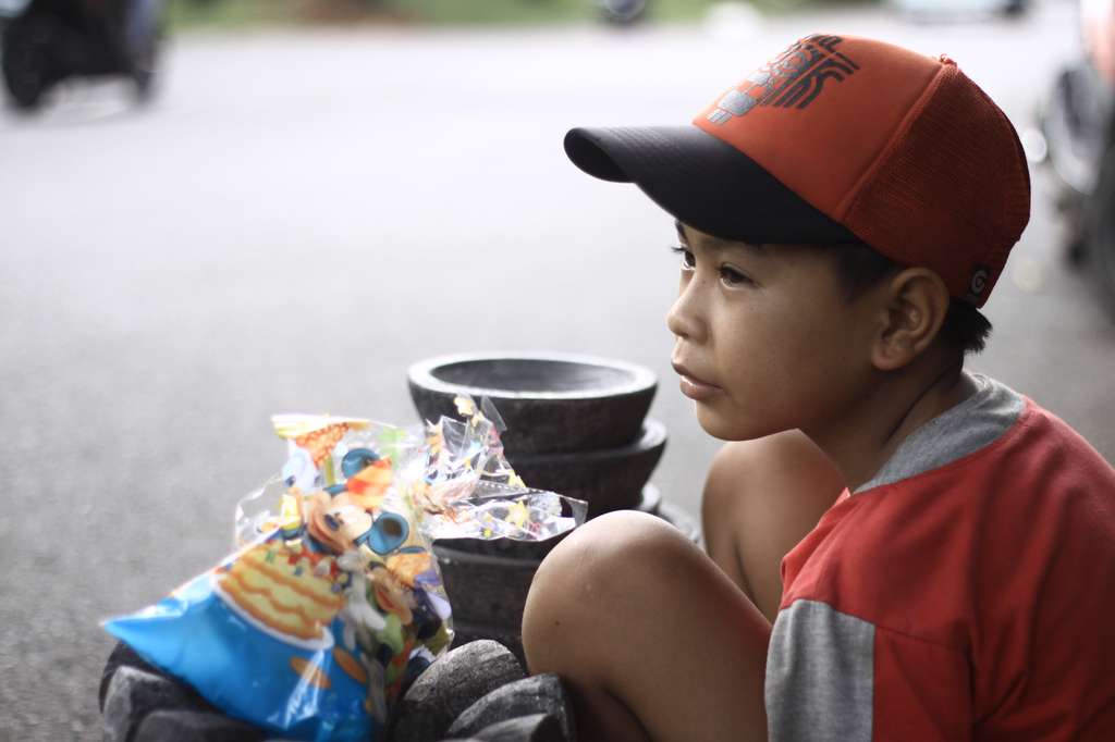 Senyum Kiki, Bocah Penjual Cobek di Pondok Indah