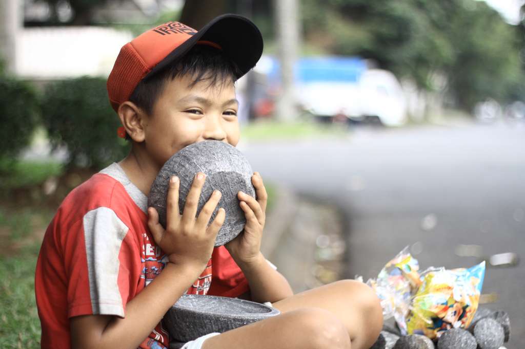 Senyum Kiki, Bocah Penjual Cobek di Pondok Indah