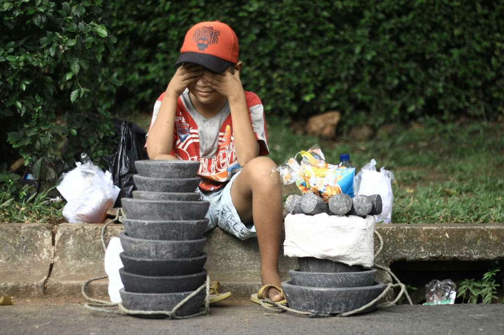 Senyum Kiki, Bocah Penjual Cobek di Pondok Indah