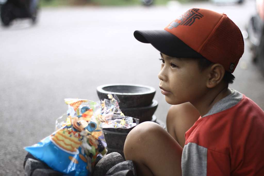 Senyum Kiki, Bocah Penjual Cobek di Pondok Indah