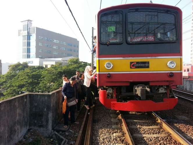 Gangguan Jalur KRL, Penumpang Diturunkan di Tengah Jalan