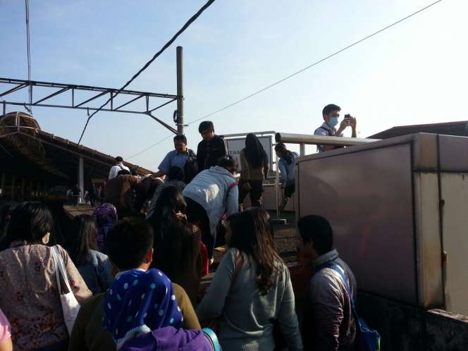Gangguan Jalur KRL, Penumpang Diturunkan di Tengah Jalan