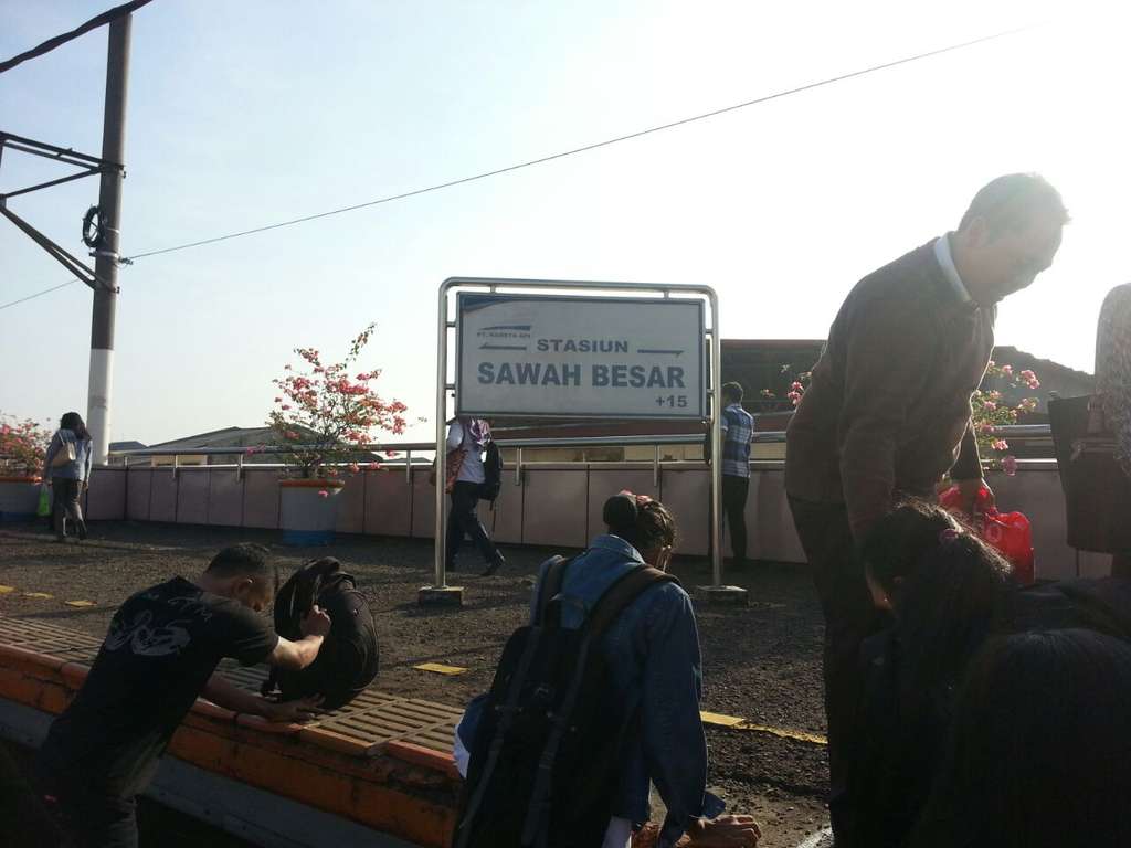 Gangguan Jalur KRL, Penumpang Diturunkan di Tengah Jalan