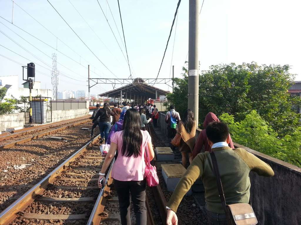 Gangguan Jalur KRL, Penumpang Diturunkan di Tengah Jalan