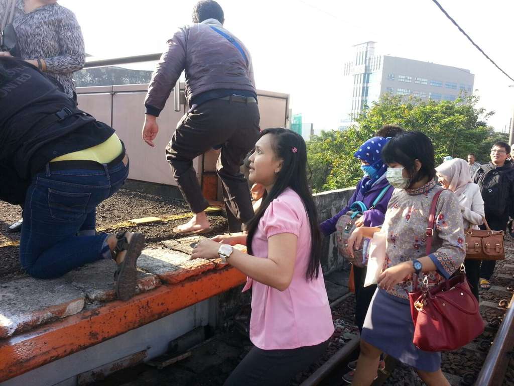 Gangguan Jalur KRL, Penumpang Diturunkan di Tengah Jalan