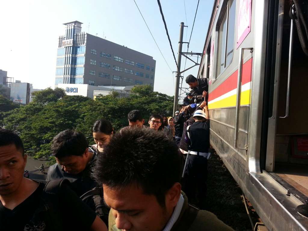 Gangguan Jalur KRL, Penumpang Diturunkan di Tengah Jalan