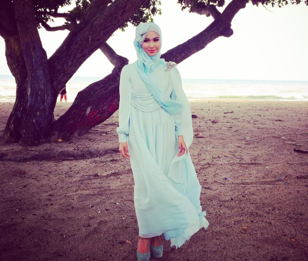 Gaya Hijab, Putri Cantik Mantan Gubernur Aceh