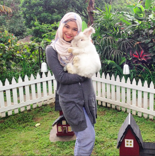 Gaya Hijab, Putri Cantik Mantan Gubernur Aceh