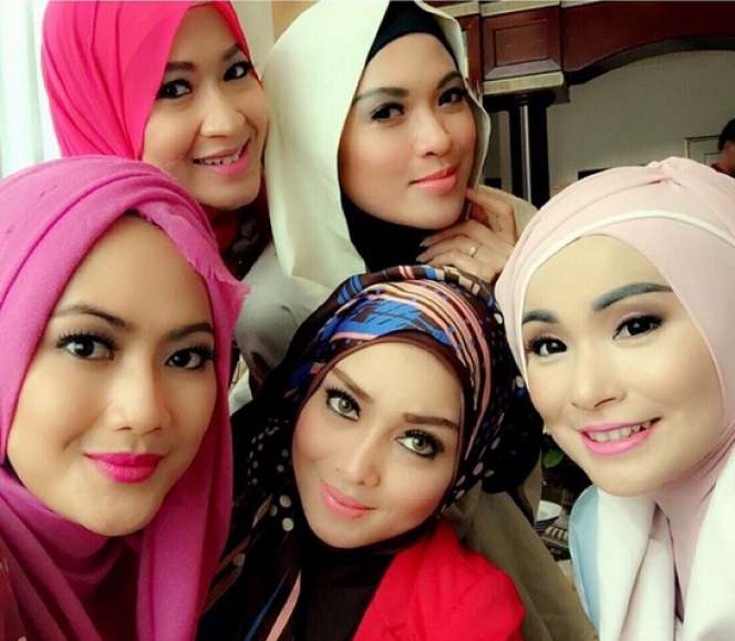 Gaya-gaya Cantik Terry Putri Berhijab