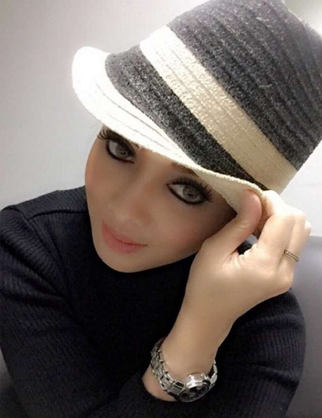 Gaya-gaya Cantik Terry Putri Berhijab