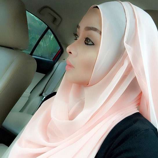 Gaya-gaya Cantik Terry Putri Berhijab