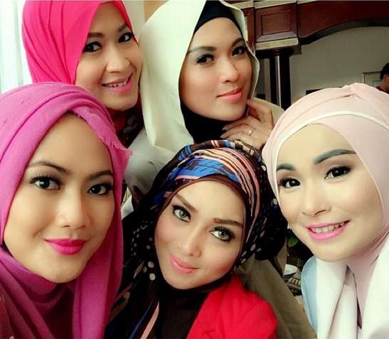 Gaya-gaya Cantik Terry Putri Berhijab