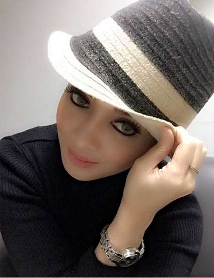 Gaya-gaya Cantik Terry Putri Berhijab