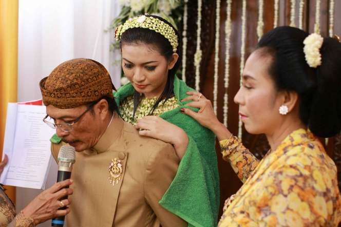 Momen Sakral Siraman Gibran-Selvi