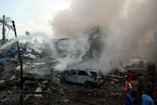 Pesawat Hercules Jatuh di Pemukiman Warga