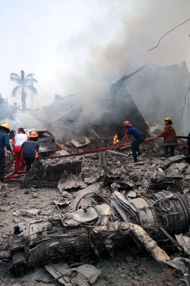 Pesawat Hercules Jatuh di Pemukiman Warga