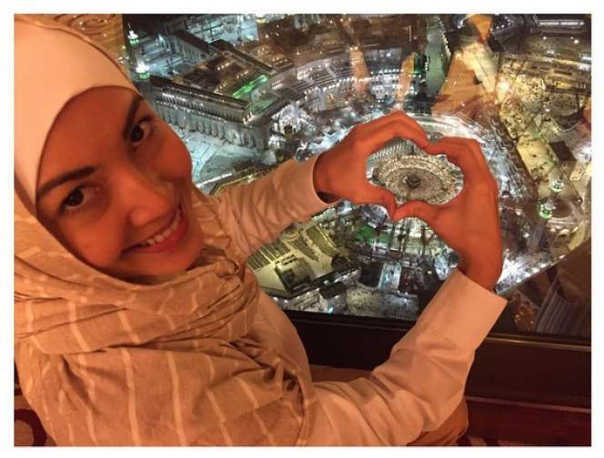 Gaya Monokrom Ratna Galih Berhijab